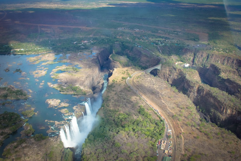 Châu Phi và những câu chuyện chưa kể (II): Cây to, Thác lớn, Nước Anh cũ và Chuyến bay của thiên&nbsp;thần
